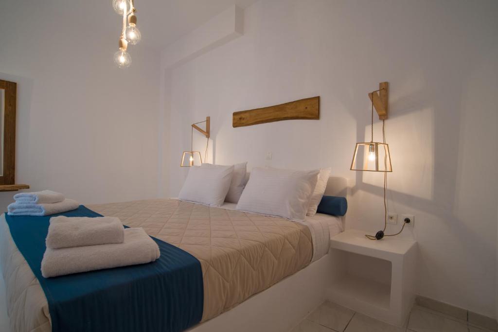 Een bed of bedden in een kamer bij Santorini Crystal Blue Boutique Hotel