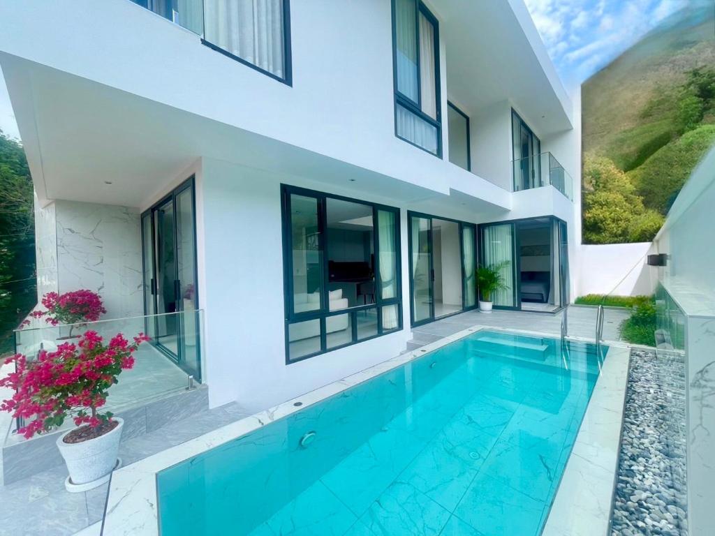 un'immagine di una casa con piscina di Mali Thai Villa - Just 5 minutes to Kata Beach a Kata Beach