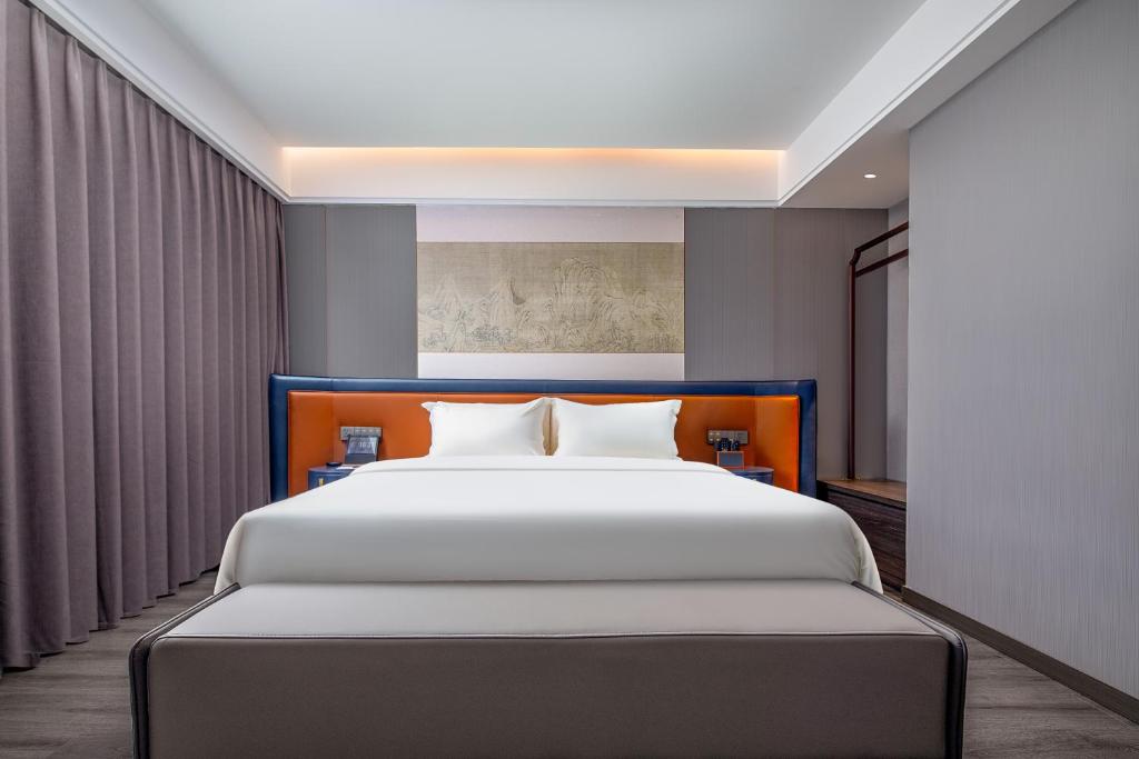 Postel nebo postele na pokoji v ubytování Yuanshe Yiju Hotel