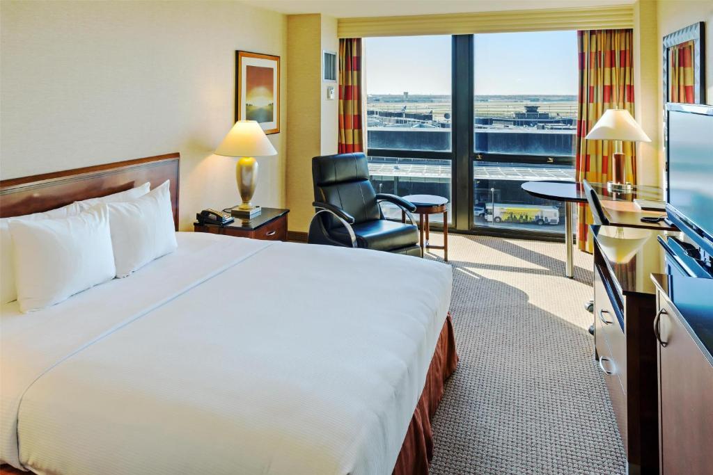A carpeted room at the Hilton Chicago O'Hare.