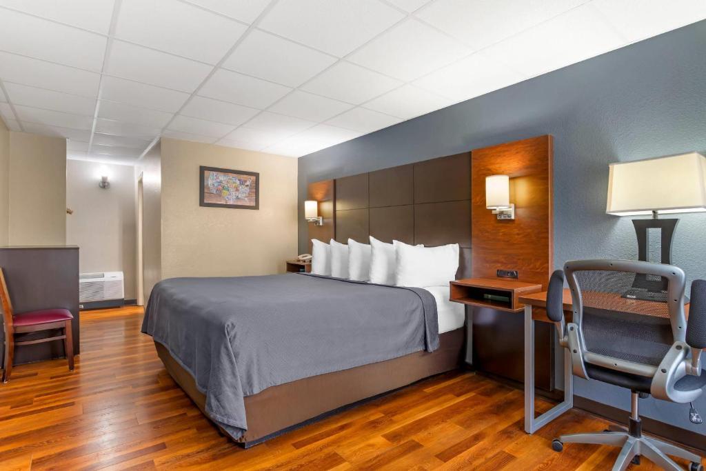 Econo Lodge Inn & Suites Gatlinburg at the Convention Center - 