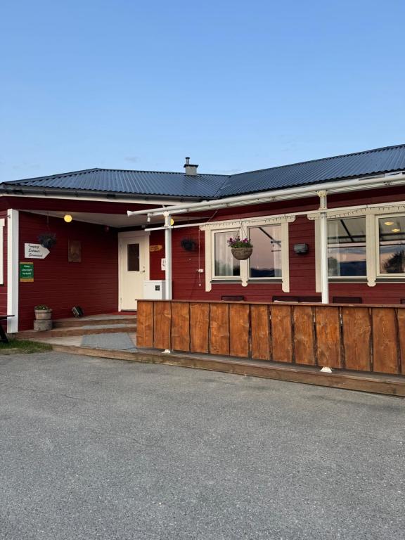 Το κτήριο όπου στεγάζεται  το κάμπινγκ