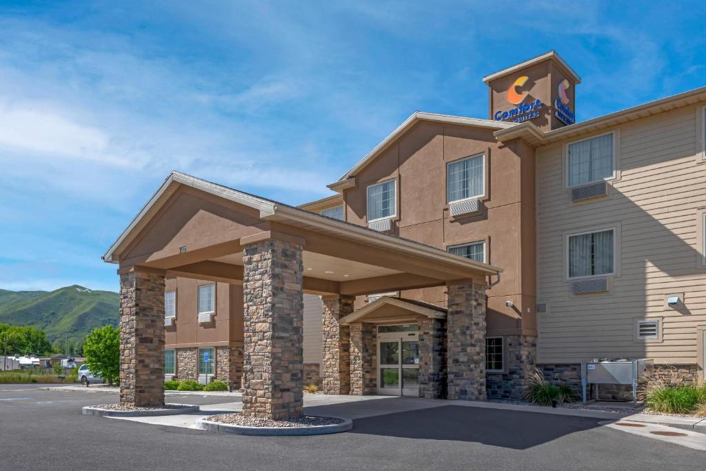 Nespecifikovaný výhled na hory nebo výhled na hory při pohledu z hotelu