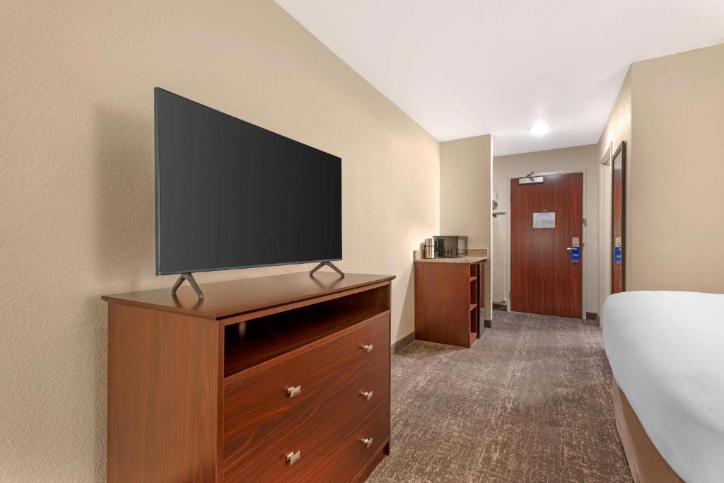 TV a/nebo společenská místnost v ubytování Comfort Inn & Suites Morgan - South Ogden