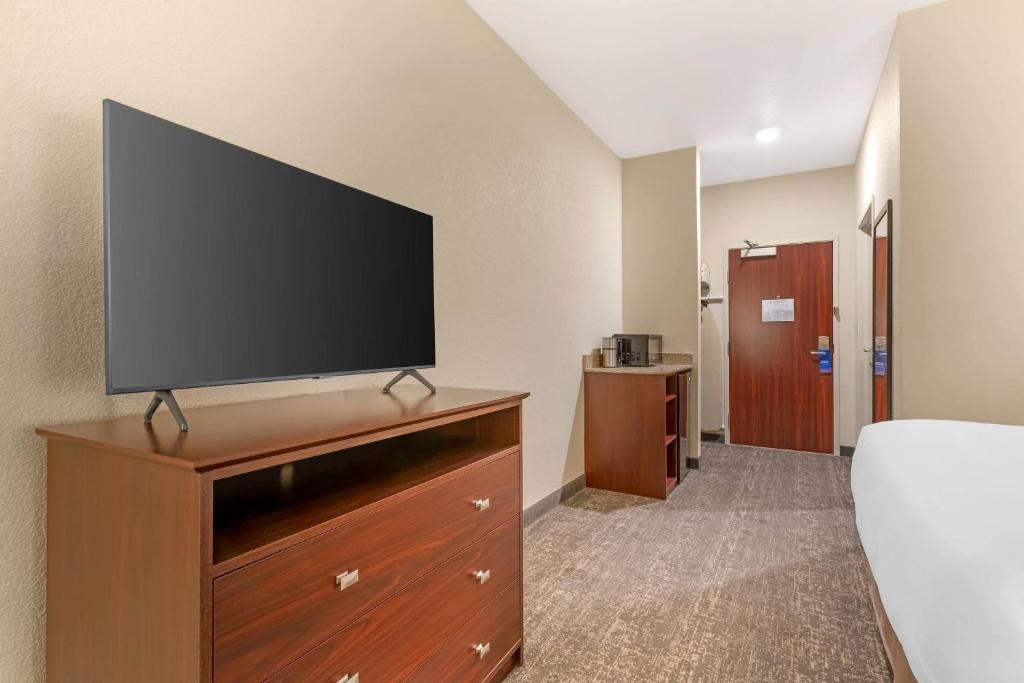 TV a/nebo společenská místnost v ubytování Comfort Inn & Suites Morgan - South Ogden