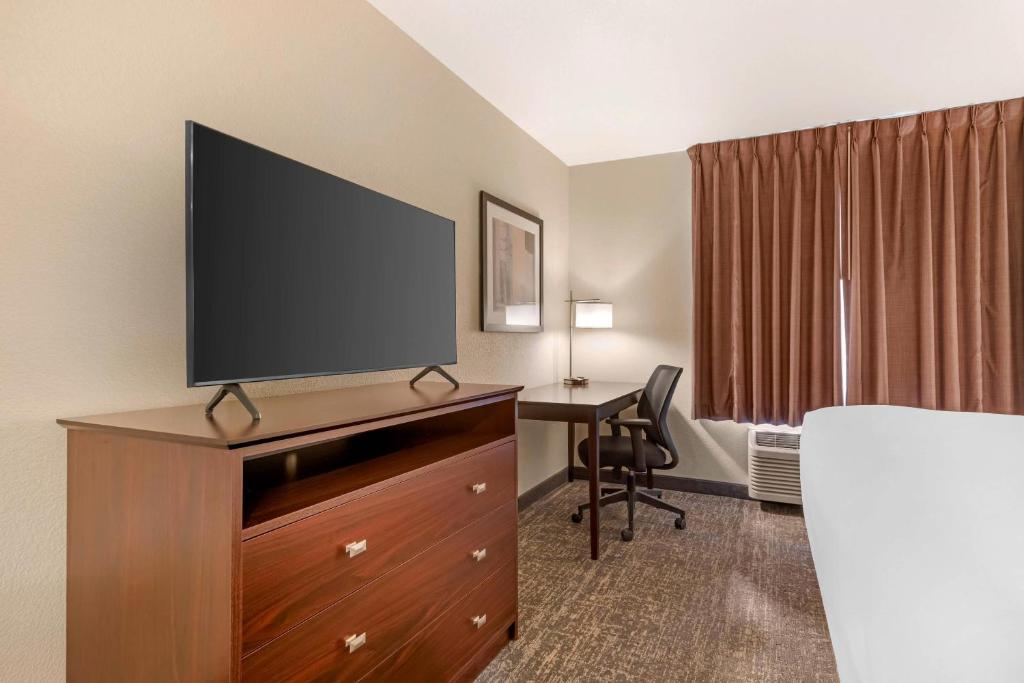 TV a/nebo společenská místnost v ubytování Comfort Inn & Suites Morgan - South Ogden