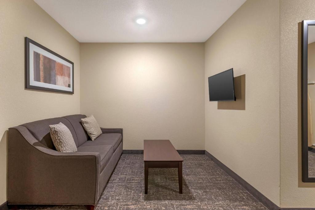 TV a/nebo společenská místnost v ubytování Comfort Inn & Suites Morgan - South Ogden