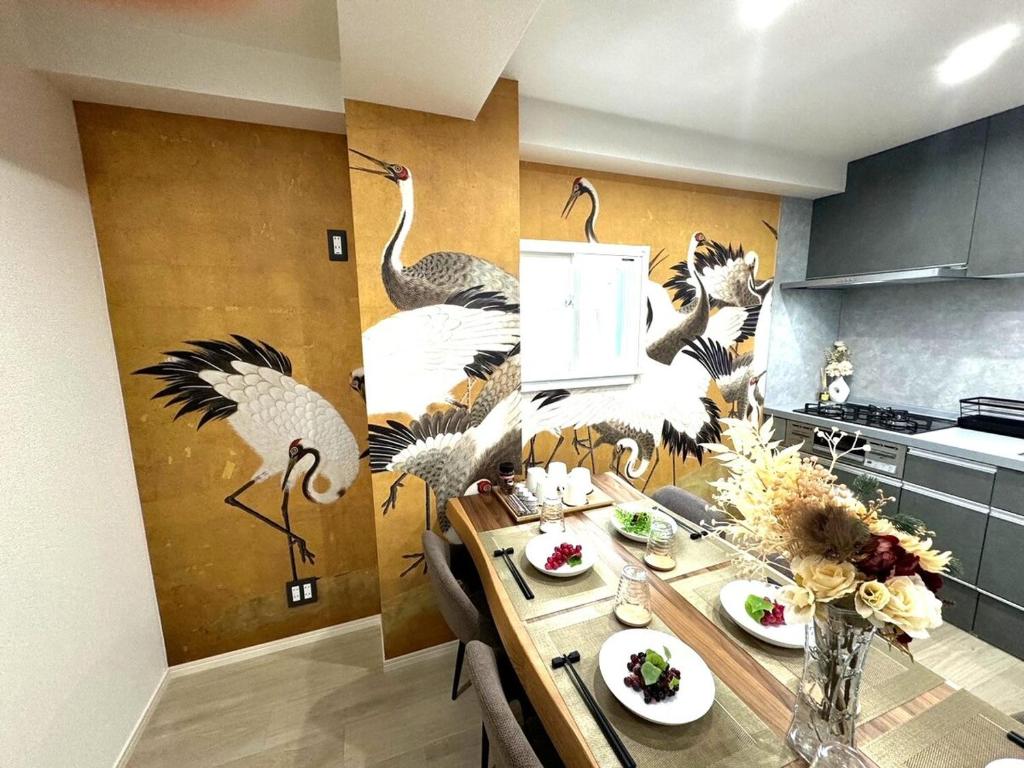 eine Küche mit Vögeln Wandbild an der Wand in der Unterkunft K square 400 in Nagoya