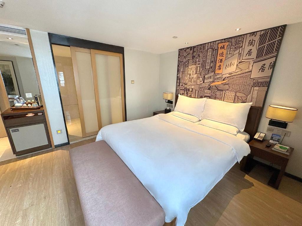 Postel nebo postele na pokoji v ubytování Guangzhou City Join Hotel Shipai Qiao metro Branch