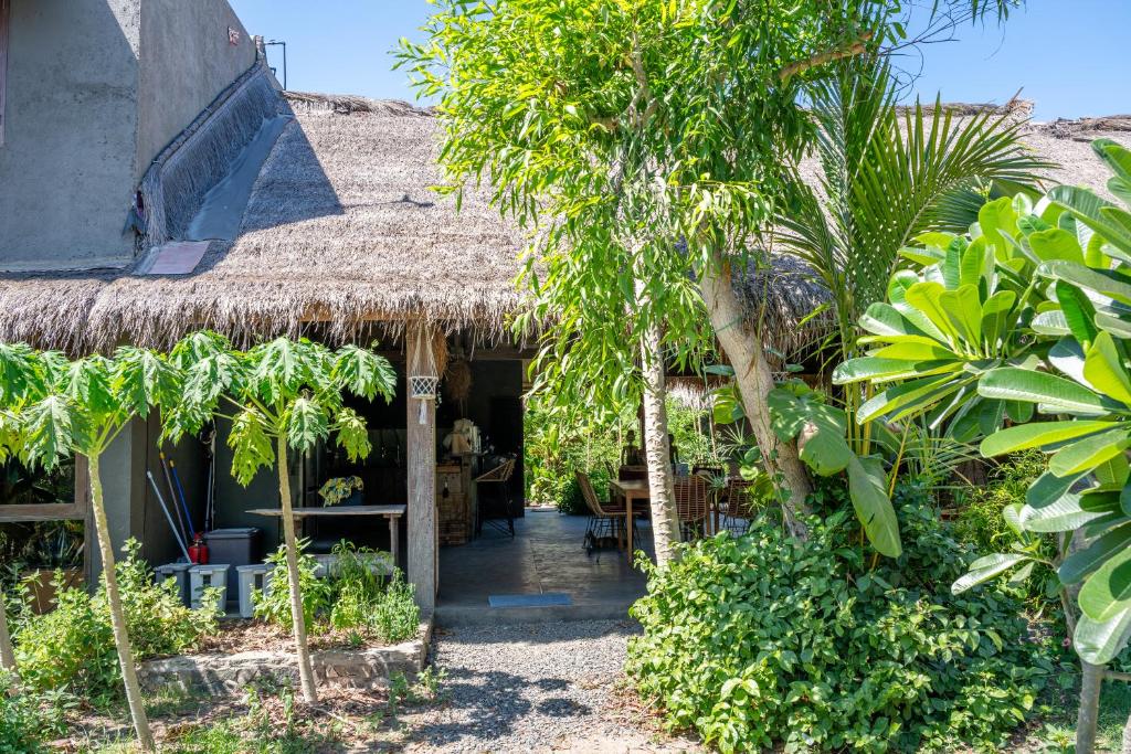 Zahrada ubytování Flow - Temple of Health - Ayurvedic Cafe, Steam Room & Ice Plunge Gili Air