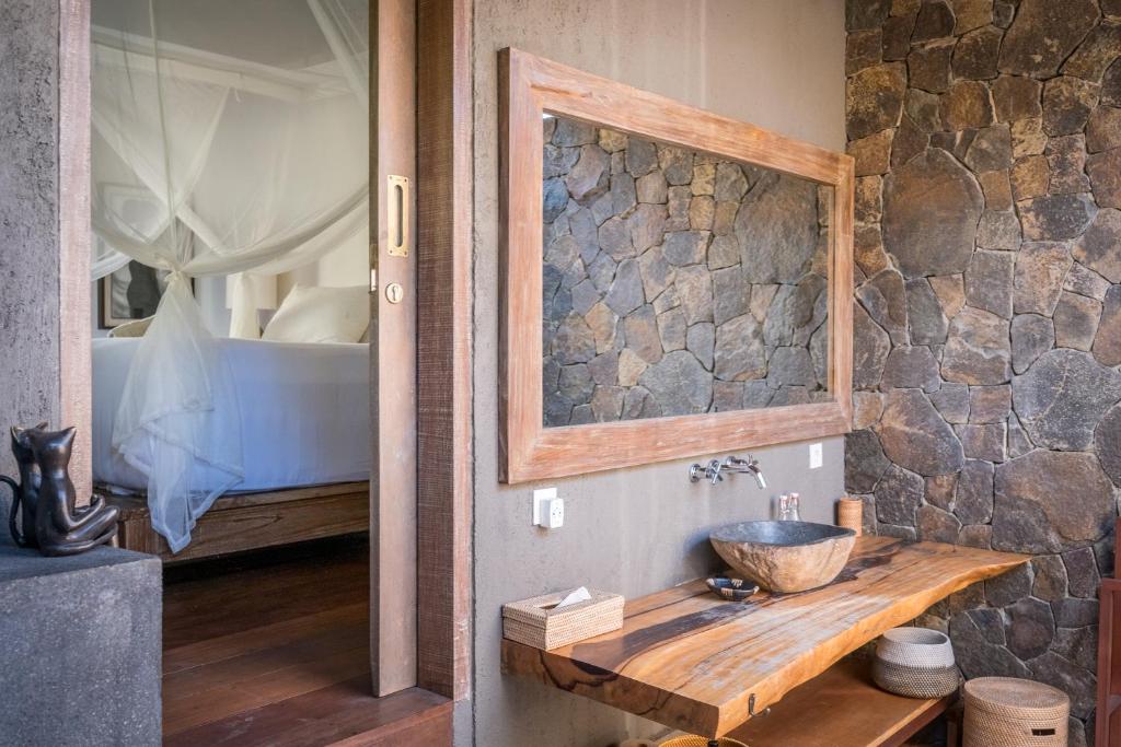 Koupelna v ubytování Flow - Temple of Health - Ayurvedic Cafe, Steam Room & Ice Plunge Gili Air