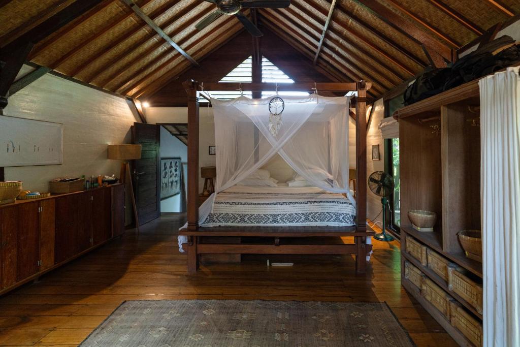 Postel nebo postele na pokoji v ubytování Flow - Temple of Health - Ayurvedic Cafe, Steam Room & Ice Plunge Gili Air