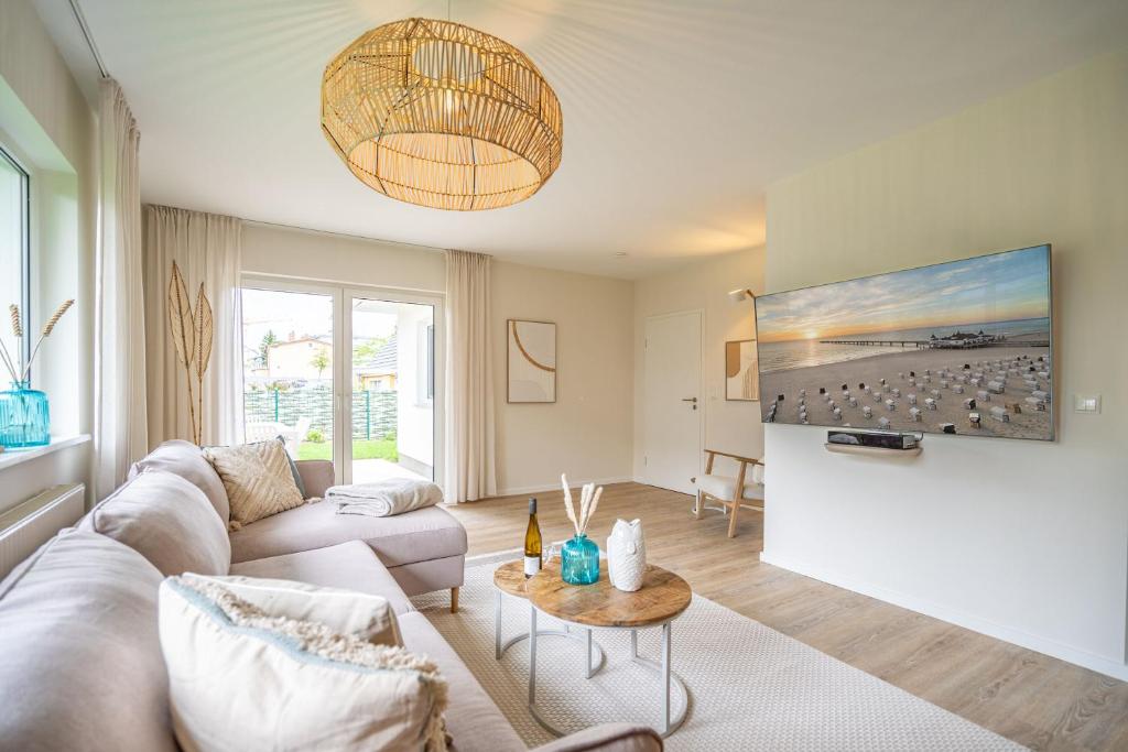 a living room with a couch and a table at Ferienhaus Strandnest in Ahlbeck