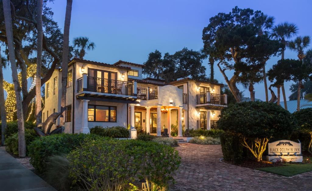 una grande casa con luci accese di notte di Black Dolphin Inn a New Smyrna Beach