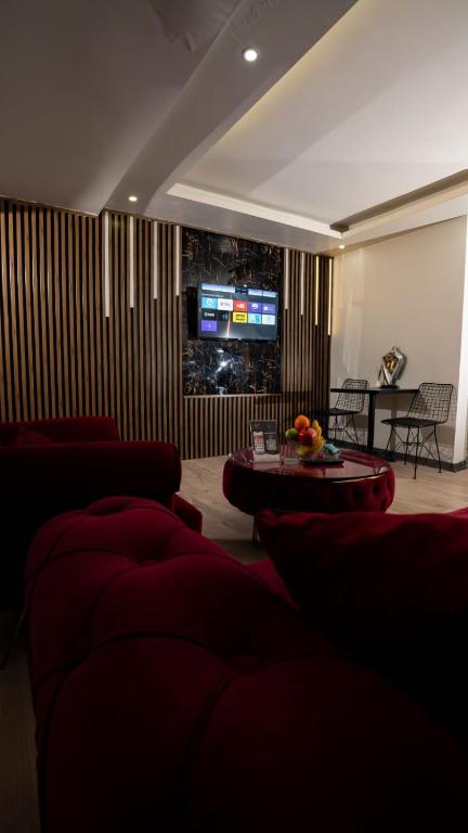 TV a/nebo společenská místnost v ubytování SARA SUİT HOTEL