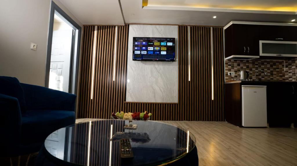 TV a/nebo společenská místnost v ubytování SARA SUİT HOTEL