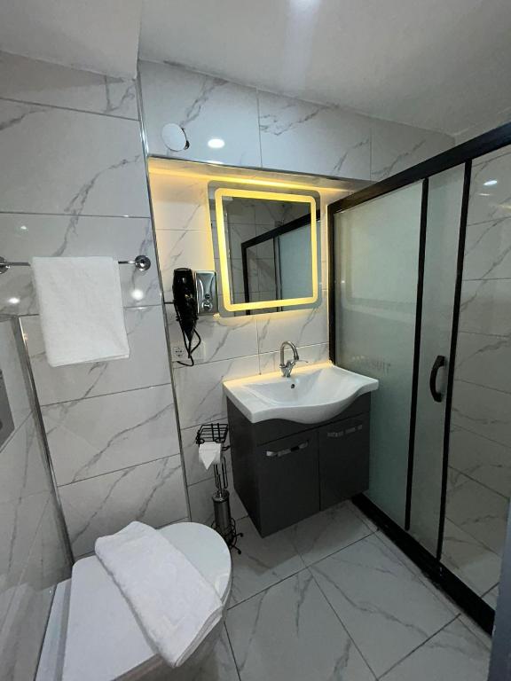 Koupelna v ubytování SARA SUİT HOTEL