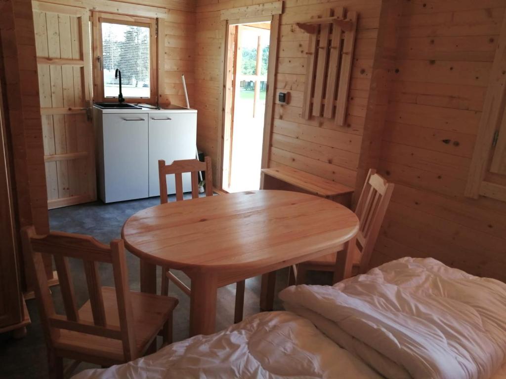 una sala da pranzo con tavolo e sedie in una cabina di Autokemp Panistávka Žirovnice a Žirovnice