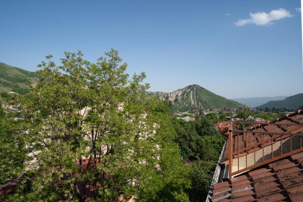 Nespecifikovaný výhled na hory nebo výhled na hory při pohledu z hotelu