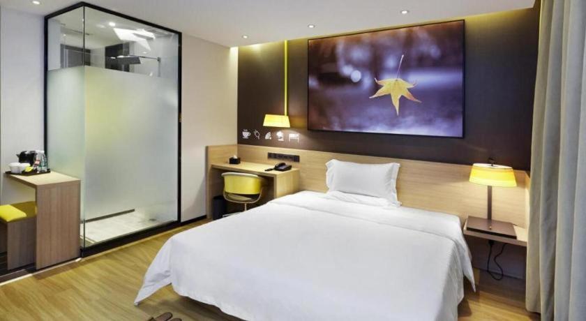 Postel nebo postele na pokoji v ubytování IU Hotel Tangshan Haigang Bus Station Branch