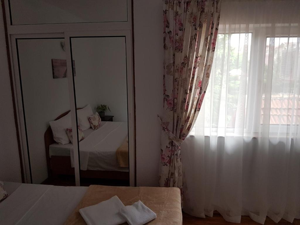 Postel nebo postele na pokoji v ubytování Pensiunea Casa Johnelly