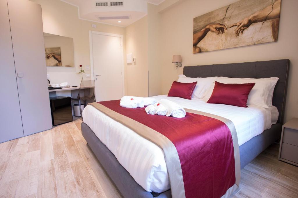 ein Schlafzimmer mit einem großen Bett mit Handtüchern darauf in der Unterkunft Leonardo Da Vinci Guest House in Rom