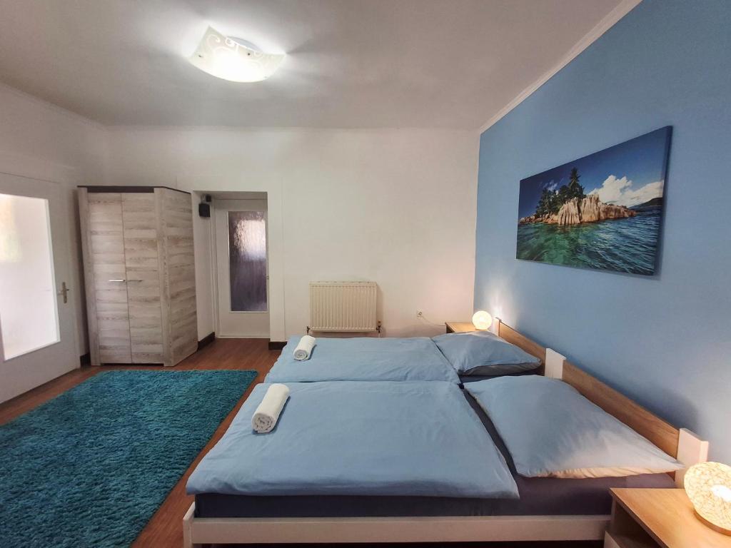 Postel nebo postele na pokoji v ubytování Moonlight Prémium Apartmanház