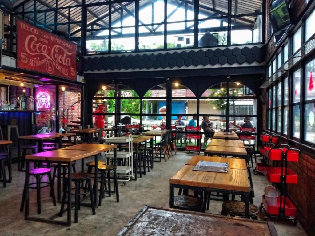 Εστιατόριο ή άλλο μέρος για φαγητό στο The B Ranong Trend Hotel