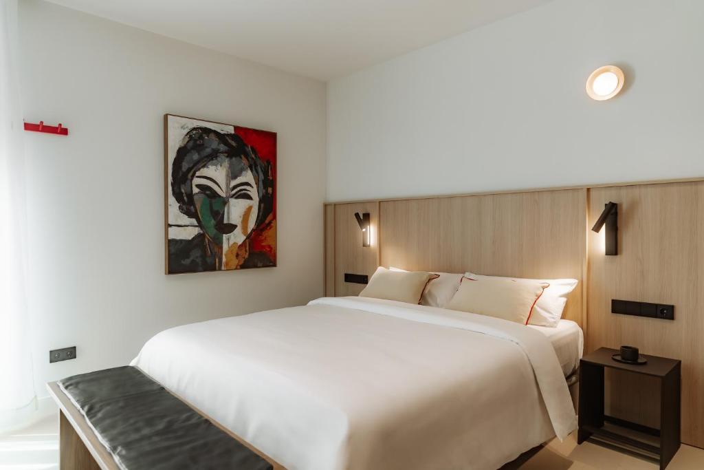 En eller flere senge i et værelse på Design Suites by Olala Homes