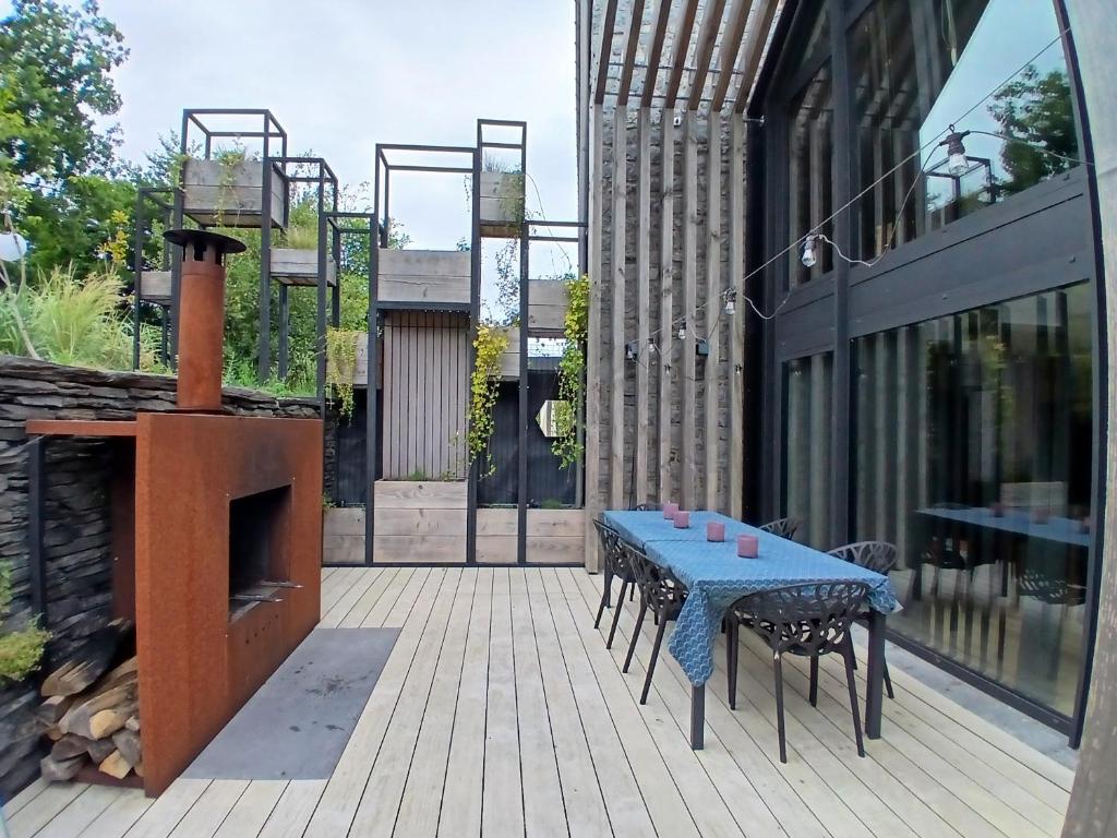 Rõdu või terrass majutusasutuses Gîtesdesignemoi entre Design et émotion - la perle