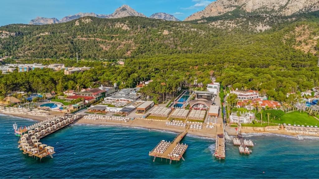 eine Luftaufnahme eines Resorts am Wasser in der Unterkunft Siu Collection - Ultra All Inclusive in Beldibi