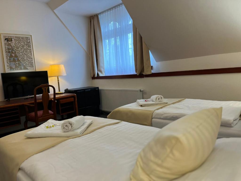 Postel nebo postele na pokoji v ubytování Hotel Bohemia Excellent