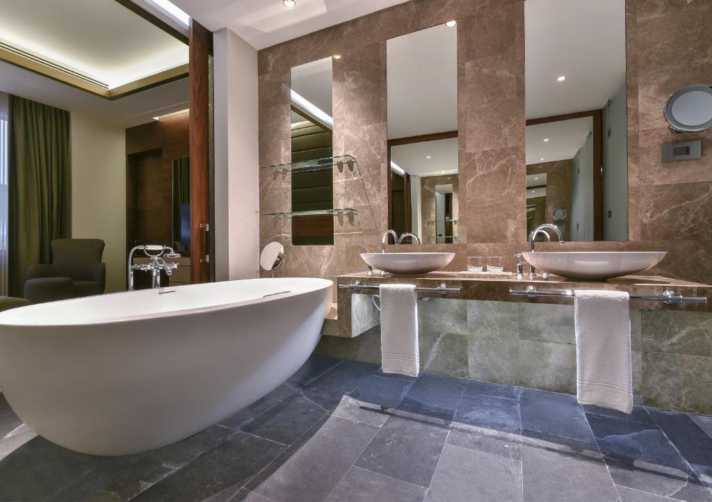 Koupelna v ubytování The Westin Doha Hotel & Spa