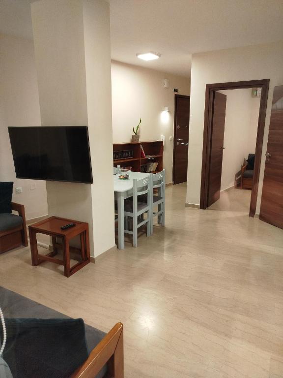 TV a/nebo společenská místnost v ubytování ParkView Central Apartment - Xanthi
