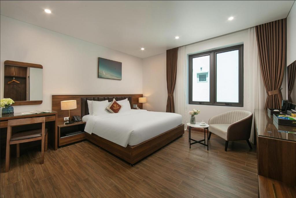 Postel nebo postele na pokoji v ubytování Lam Anh Hotel 6 Ngoại Giao Đoàn BT4-10