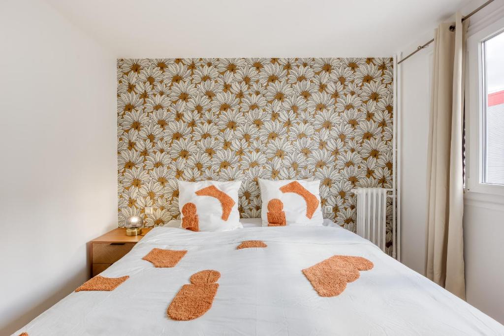 une chambre avec un lit avec deux ours en peluche dessus dans l'établissement Choisy Modern RER C Tram Paris, à Choisy-le-Roi