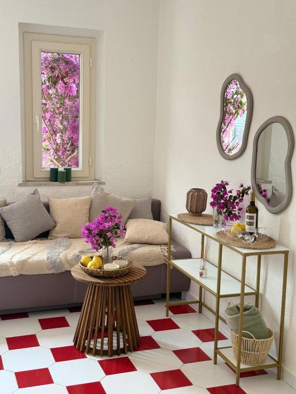 A seating area at Apartment On Hill 2