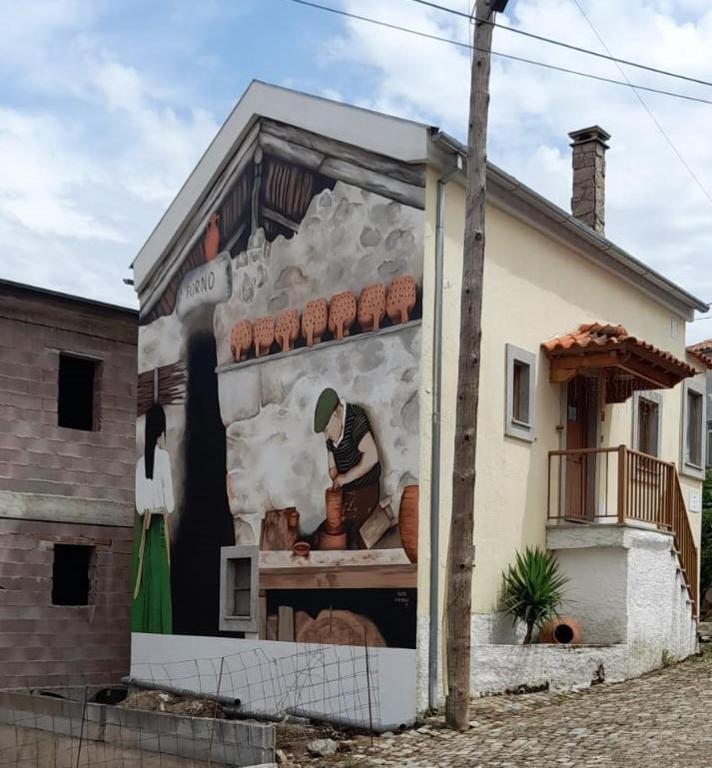 a mural on the side of a building at Casa da Cantarinha in Fundão