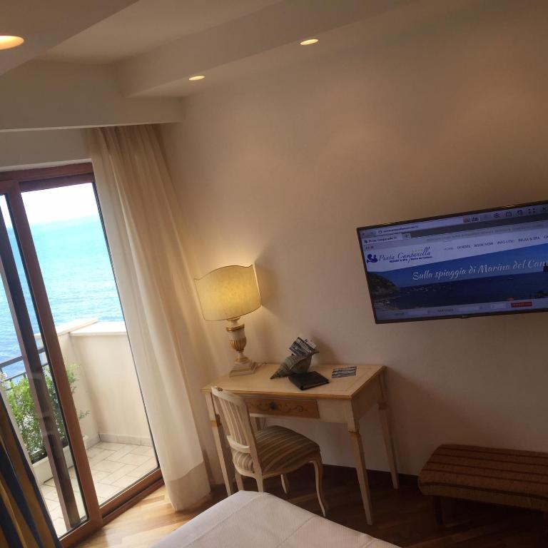TV a/nebo společenská místnost v ubytování Punta Campanella Resort & Spa