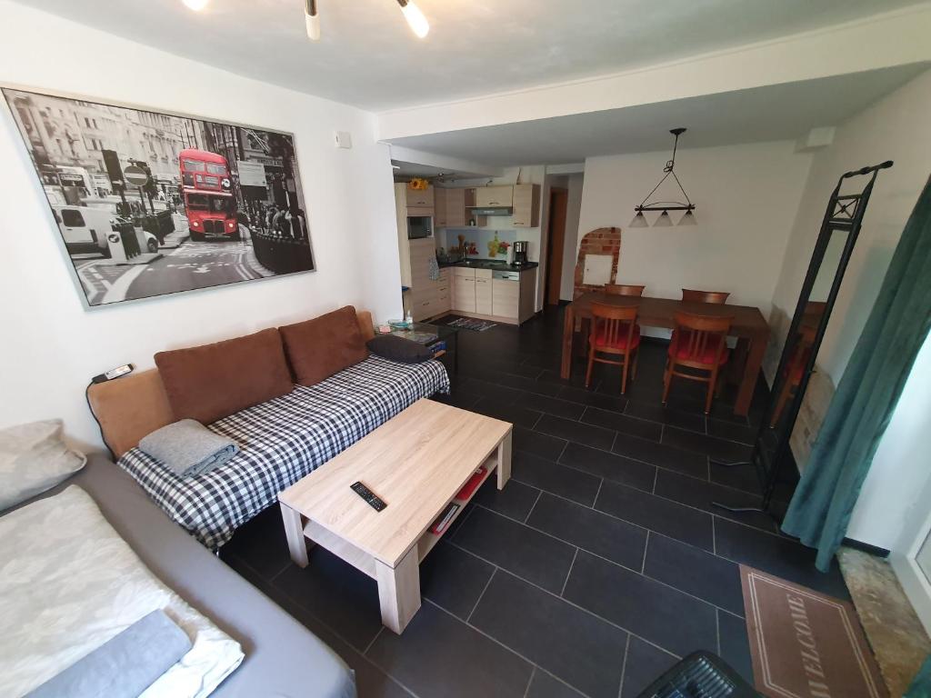 a living room with a couch and a table at Ferienwohnung am Barbarossasee in Göppingen