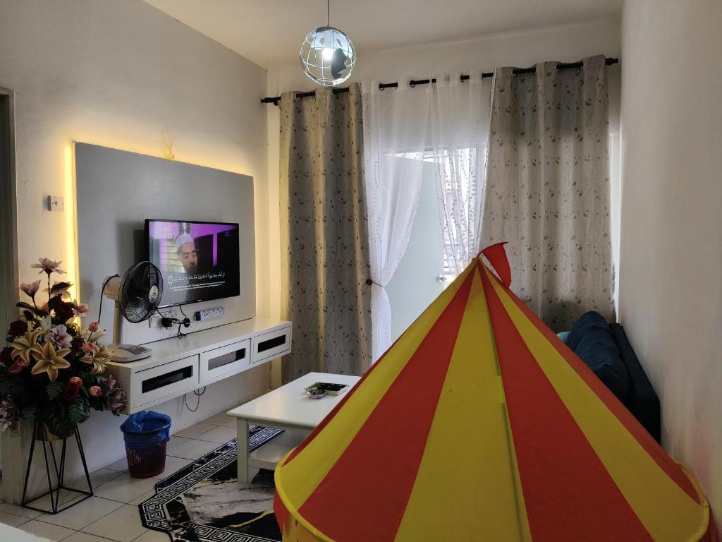 TV a/nebo společenská místnost v ubytování Ian's Homestay Tanah Rata C Highlands