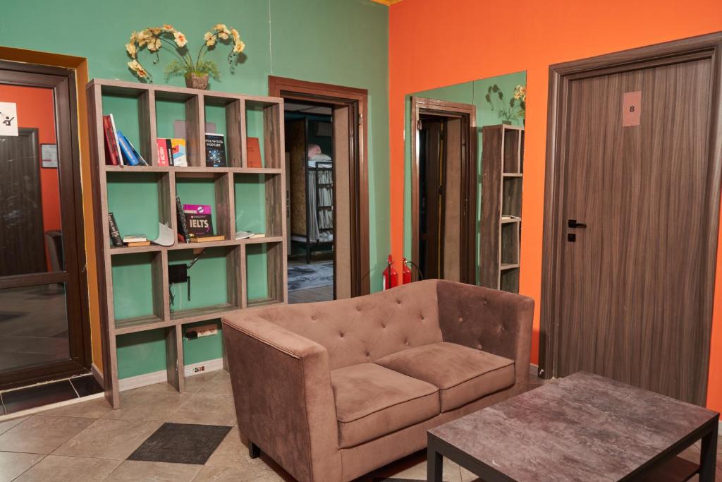 ein Wohnzimmer mit Sofa und Tisch in der Unterkunft day to day in Almaty