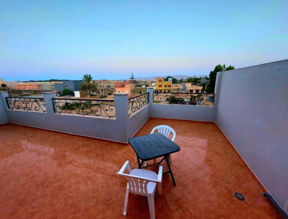 einen Balkon mit 2 Stühlen und einem Tisch oben in der Unterkunft Saidia Residence in Saidia 