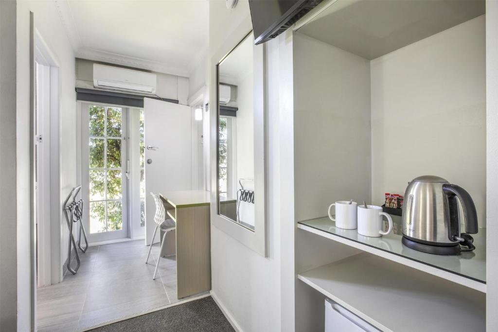 Nightcap at Skyways Hotel - Resim 12