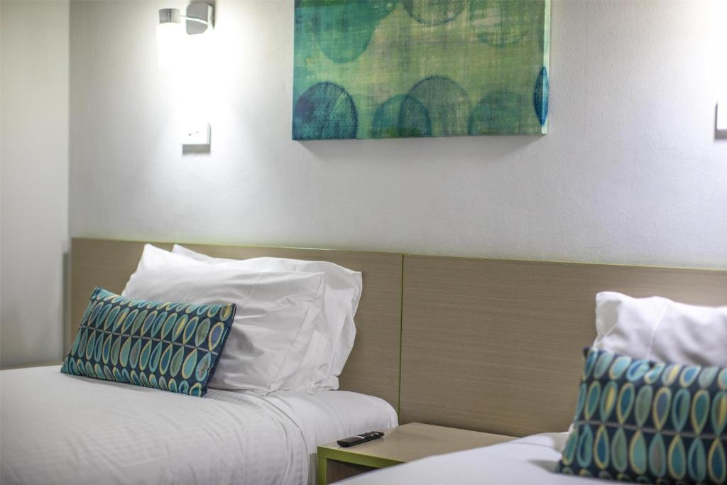 Nightcap at Skyways Hotel - Resim 16