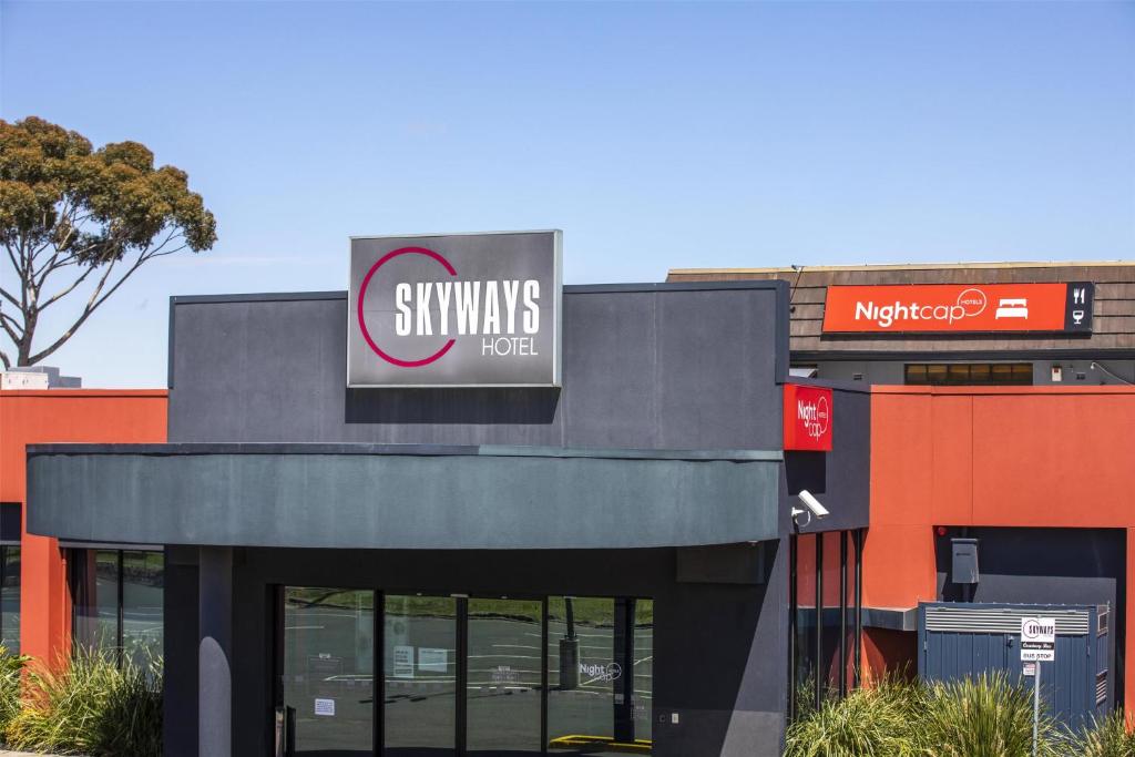 Nightcap at Skyways Hotel - Resim 17