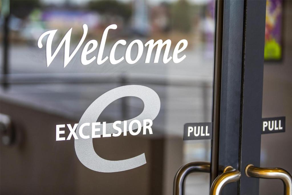 Nightcap at Excelsior Hotel - Resim 5