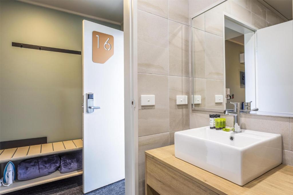 Nightcap at Excelsior Hotel - Resim 3