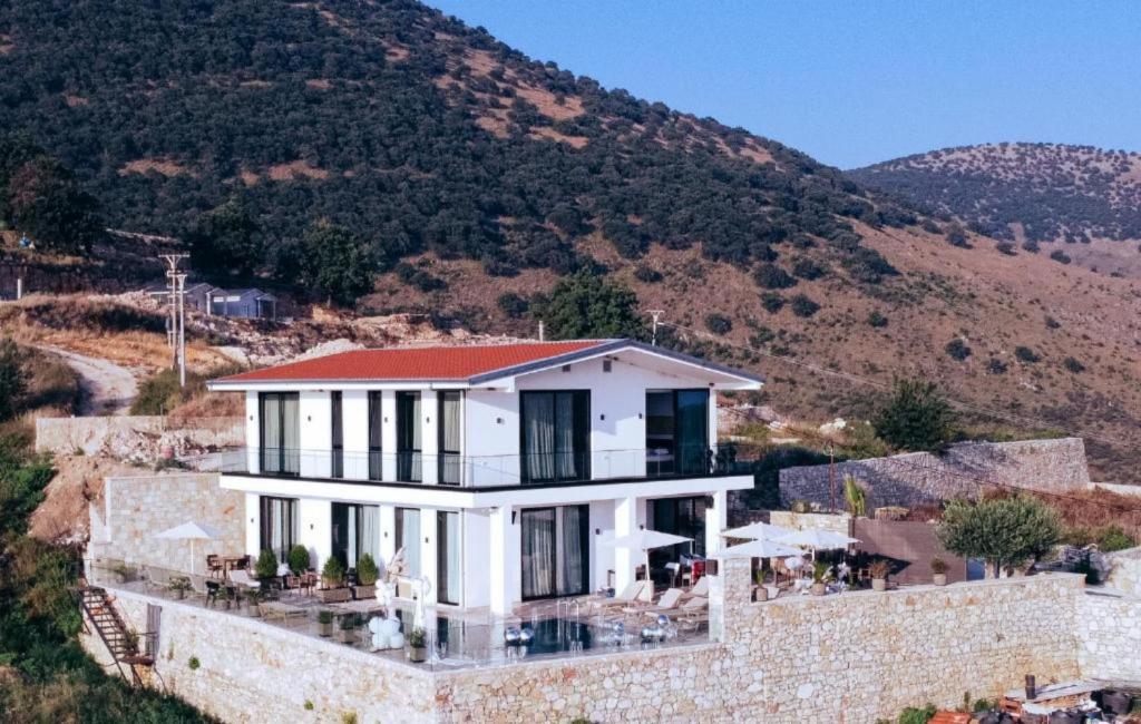 Nespecifikovaný výhled na hory nebo výhled na hory při pohledu z hotelu