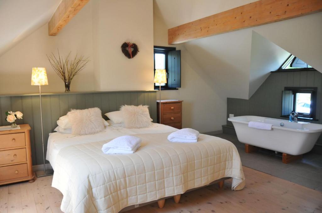 een slaapkamer met een bed, een bad en een wastafel bij Beili in Saint Florence